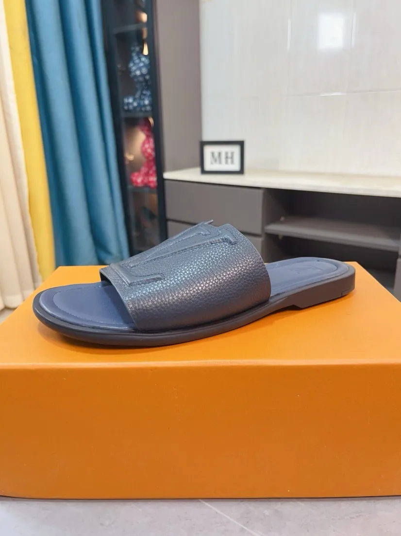Men's shoes 💰340🌸🌸LV medium men's spring and summer slippers counter synchronization. The uppers are imported cowhide fabrics from Italy, logo graphics and high-quality craftsmanship. Soles: original soles specially provided by the original factory. Exclusive molded soles are super comfortable. Original factory single goods. 🔍🔍High quality. You can enter and exit the counter at will. Welcome to compare. Size 38-45
